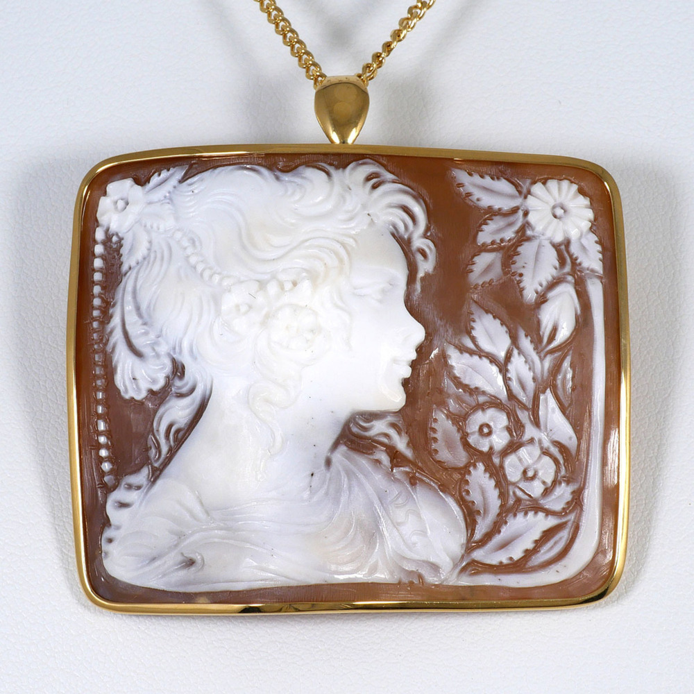 18K (18-karat) Yellow Gold Necklace with Shell Cameo and Card Design, Total W...